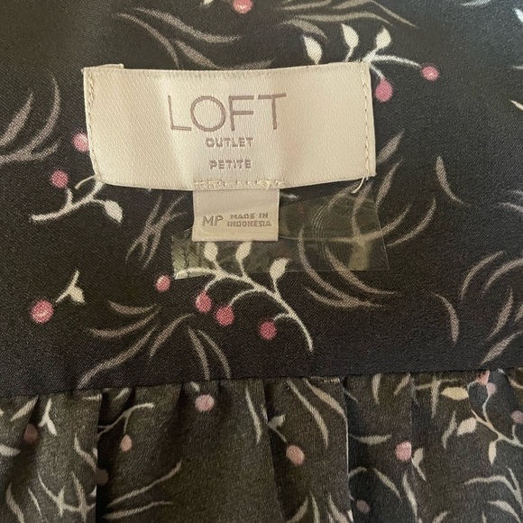 Loft medium Petite gray and pink dress. Lose fit but comes with a belt. - Picture 5 of 5